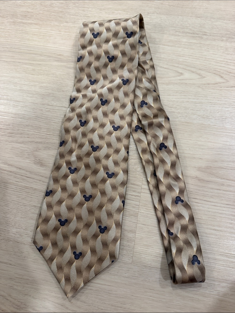 Mickey Mouse Beige Wavy Pattern Men's Tie with Navy Accent